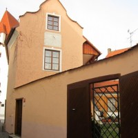 6.	Dvorek Komorn� galerie u Schell� 